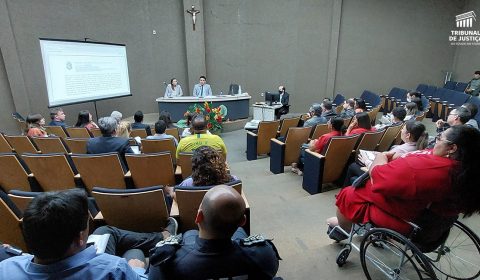 Reunião com entidades públicas no Fórum Clóvis Beviláqua discute como ocorrerá a desocupação de terreno no bairro Serrinha