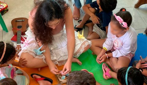 Para além do gabinete: juíza leva contação de história e musicalização a crianças em acolhimento
