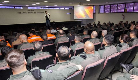 Profissionais da Assistência Militar do TJCE assistem à palestra sobre excelência na vida e no trabalho