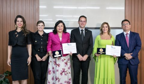 Presidente do TJCE e diretora do Fórum recebem Medalha Desembargador Valdetário Pinheiro Mota