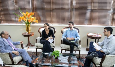 Comissão de aprovados no concurso de analista Judiciário se reúne com presidente do TJCE