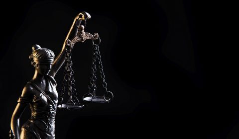 Réu é condenado a mais de 18 anos de prisão por homicídio, tentativa de assassinato e ameaça durante discussão em bar