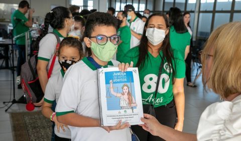 Iniciativa inédita do TJCE leva estudantes cegos para conhecerem funcionamento da Justiça no Fórum Clóvis Beviláqua