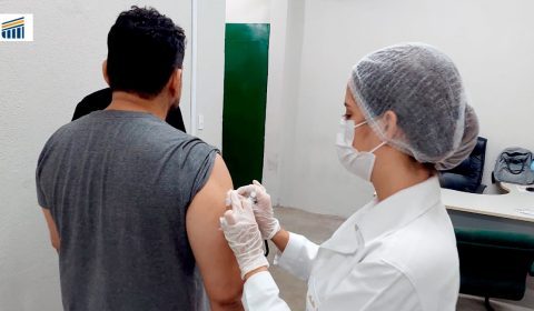 Profissionais que trabalham na Vara de Custódia de Fortaleza e pessoas detidas recebem vacinas contra Covid-19 e influenza