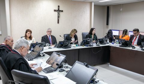 Cliente agredido e assaltado em drive thru de fast food deve receber R$ 10 mil de indenização