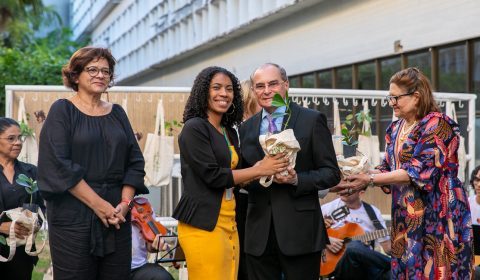 TJCE promove a entrega de sacolas ecológicas a magistrados e servidores como forma de sensibilizar sobre cuidados com meio ambiente