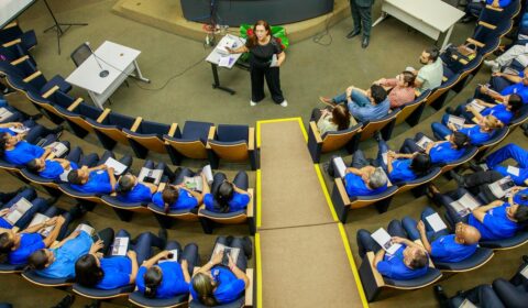 Projeto que incentiva auxiliares de serviços gerais à leitura recebe elogios ao iniciar nova turma no Fórum Clóvis Beviláqua