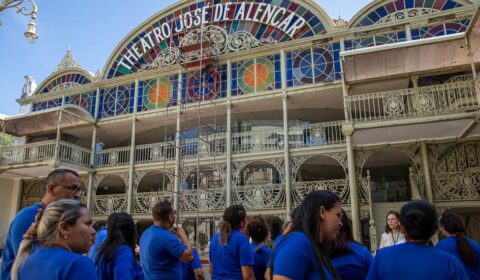 Projeto pedagógico do TJCE “Ler É Legal” leva participantes para visitar o Theatro José de Alencar