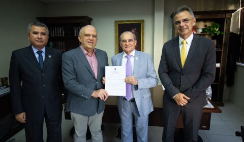 Comissão Especial do Regimento Interno entrega proposta de alteração ao presidente do TJCE