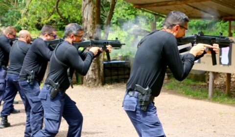 Equipe da Assistência Militar do TJCE recebe treinamento em técnicas de proteção às autoridades