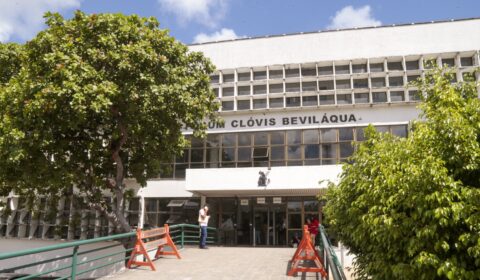 Acesso ao Fórum Clóvis Beviláqua, em Fortaleza, ocorre pela portaria da Rua Carlos Ribeiro Pamplona