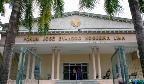 Vítimas de violência doméstica em Maracanaú começam a receber botões do pânico no próprio Juizado da Mulher 