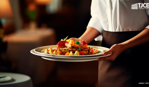 Família que encontrou larva na comida deverá ser indenizada em R$ 12 mil por restaurante 