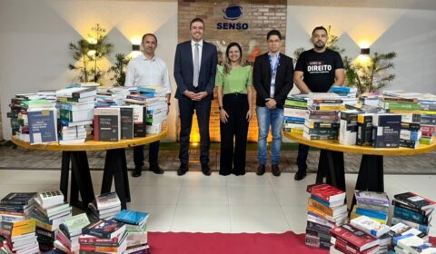 Livros jurídicos doados por juiz do TJCE triplicam acervo de Faculdade em Quixeramobim