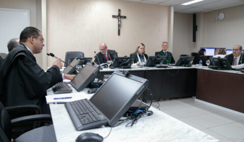 Justiça suspende descontos em benefício previdenciário por falha no dever de informação em contrato de cartão de crédito consignado 