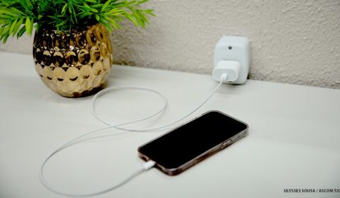 Consumidor receberá indenização por dano material após ser obrigado a comprar adaptador de tomada do carregador de celular