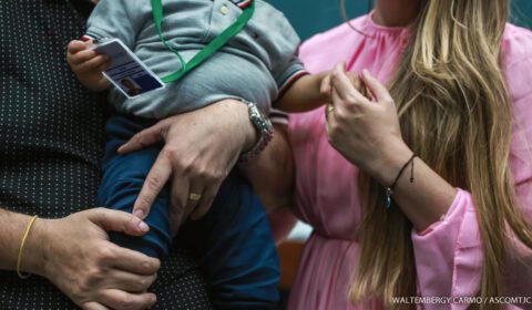 Judiciário cearense entrega 22 mandados de adoção para famílias no Fórum Clóvis Beviláqua