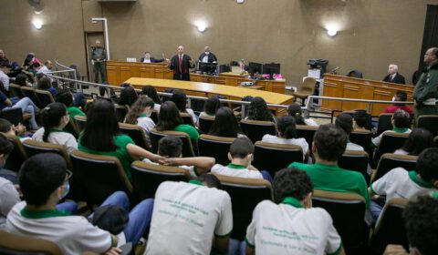 Iniciativa inédita do TJCE promove júri simulado com estudantes cegos do Instituto Hélio Góes