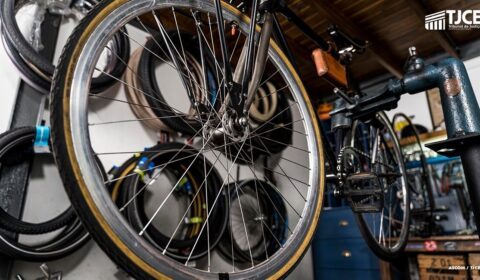 Veículos apreendidos são destinados para o trabalho de internos do sistema prisional e transformados em cadeiras de rodas