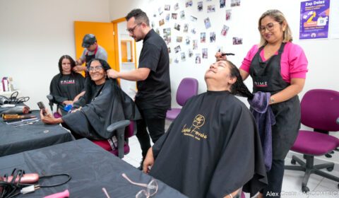 Mulheres se reúnem para doar parte de seus cabelos em ação realizada pelo TJCE  