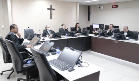 Mulher que teve descontos indevidos em benefício deverá ser indenizada por instituições bancárias