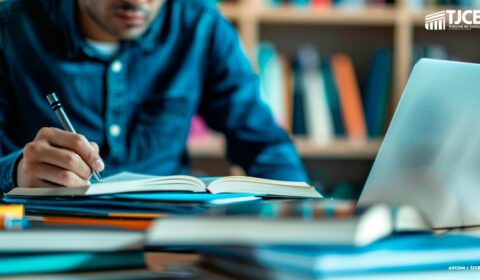 Instituição de ensino é condenada a indenizar aluno por propaganda enganosa