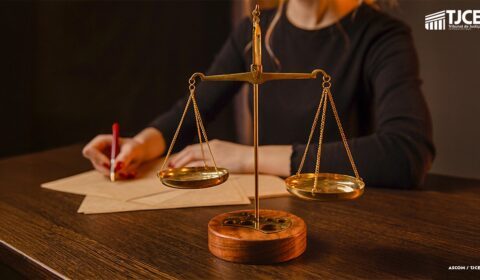 Shopping deve indenizar cliente que fraturou joelho após escorregar em sorvete derramado no chão