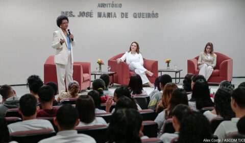 Ouvidora do STF destaca importância da Democracia, Judiciário e Constituição para estudantes de escola pública na Esmec