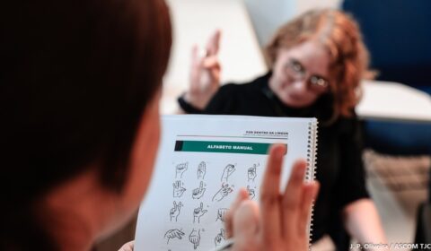 TJCE celebra Dia Nacional de Libras com projeto de inclusão e acessibilidade para estudantes surdos