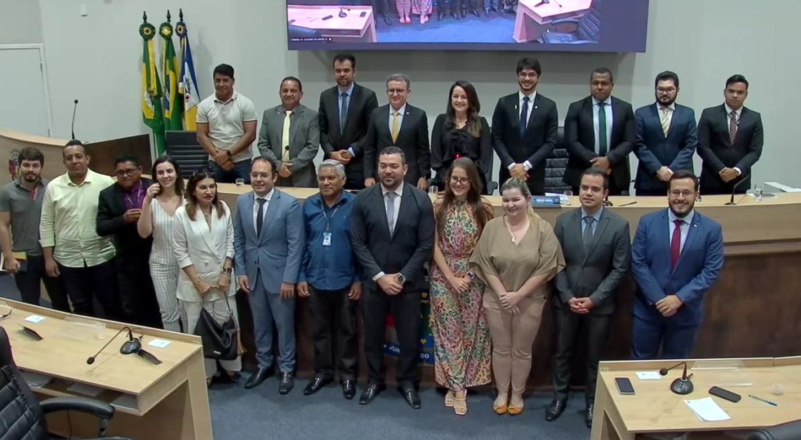 Foto com várias pessoas que participaram da audiência Foto com várias pessoas que participaram da audiência