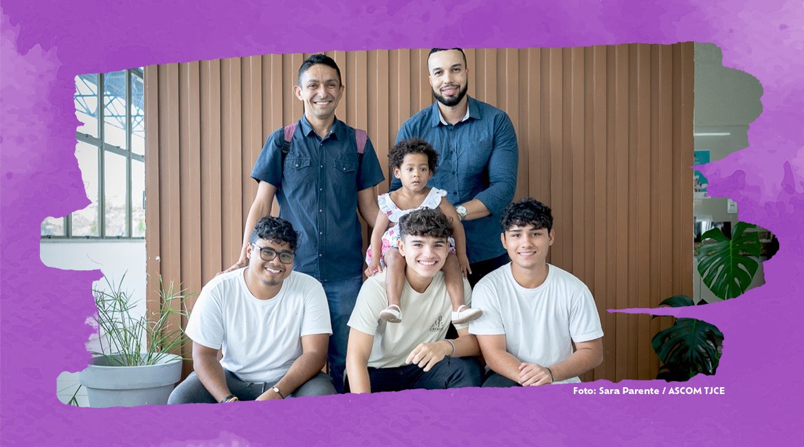 Foto com os dois pais e os cinco filhos adotivos: três rapazes e uma menina Foto com os dois pais e os cinco filhos adotivos: três rapazes e uma menina