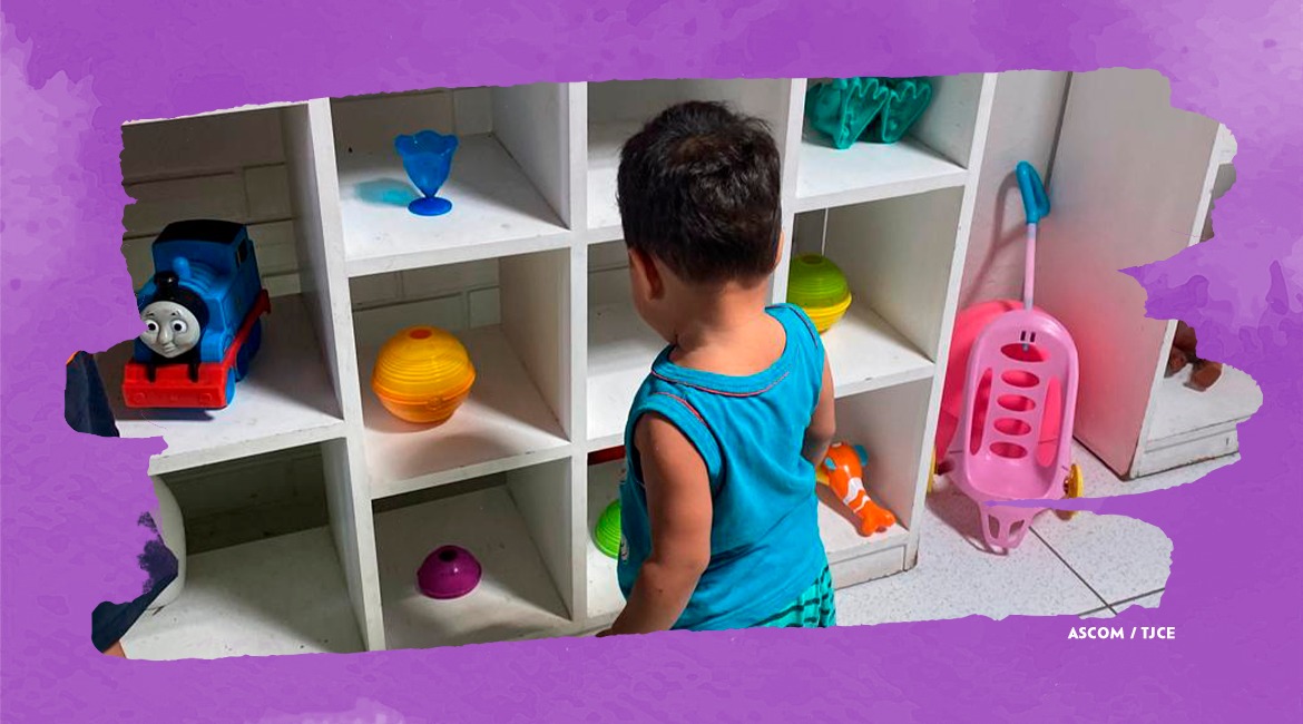 Foto de uma criança observando os brinquedos Foto de uma criança observando os brinquedos