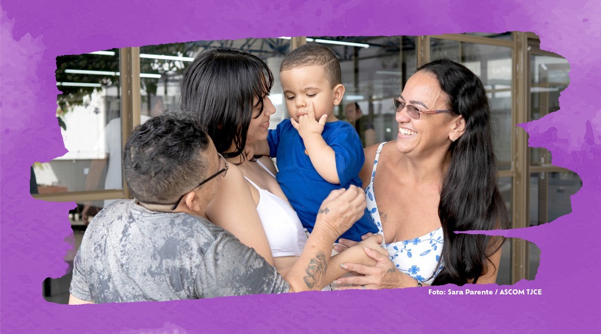 Foto com três mulhares abraçadas a uma criança Foto com três mulhares abraçadas a uma criança