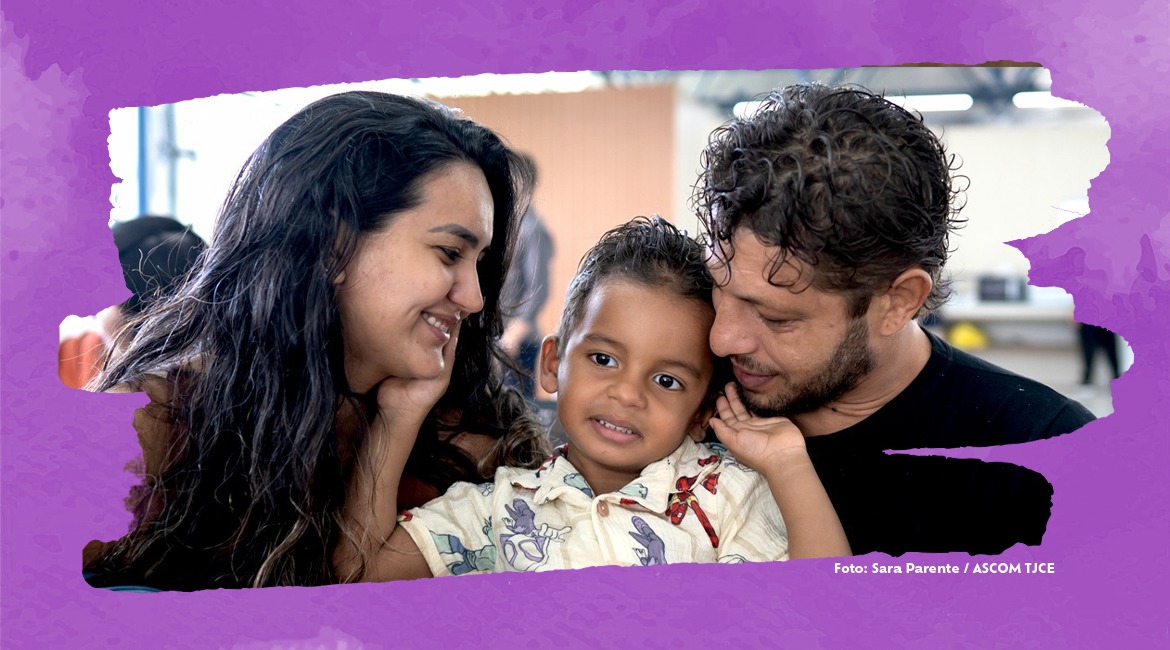 Foto de um homem e uma mulher com o filho Foto de um homem e uma mulher com o filho