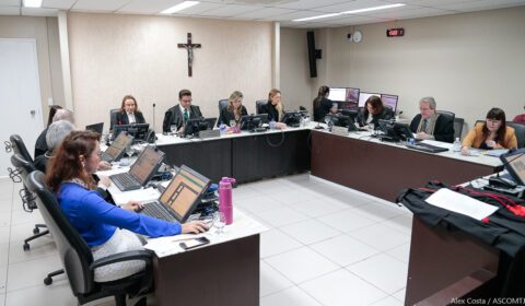 Aposentada que teve valores descontados indevidamente do benefício ganha direito à indenização