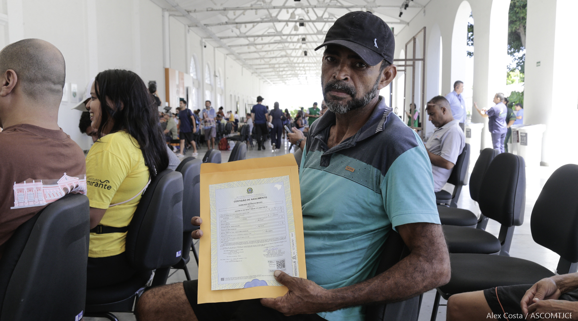 Raimundo Barbosa Miguel, pessoa em situação de rua, mostra sua nova certidão de nascimento Raimundo Barbosa Miguel, pessoa em situação de rua, mostra sua nova certidão de nascimento