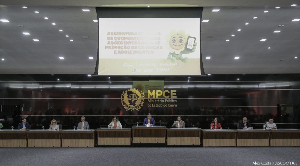 Mesa com várias autoridades do sistema de Justiça no auditório do MPCE Mesa com várias autoridades do sistema de Justiça no auditório do MPCE