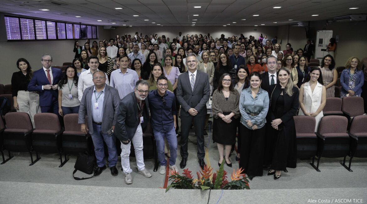 Foto mostrando todos(as) os participantes do encontro 