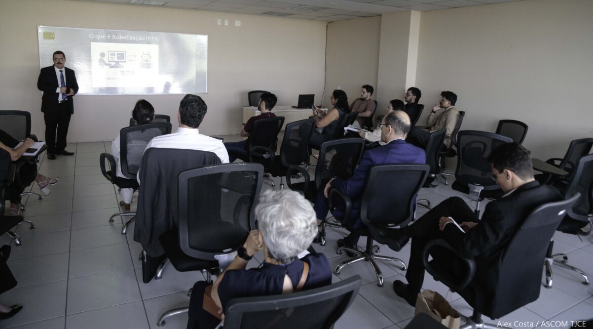 Foto com várias pessoas sentadas durante a oficina de robotização