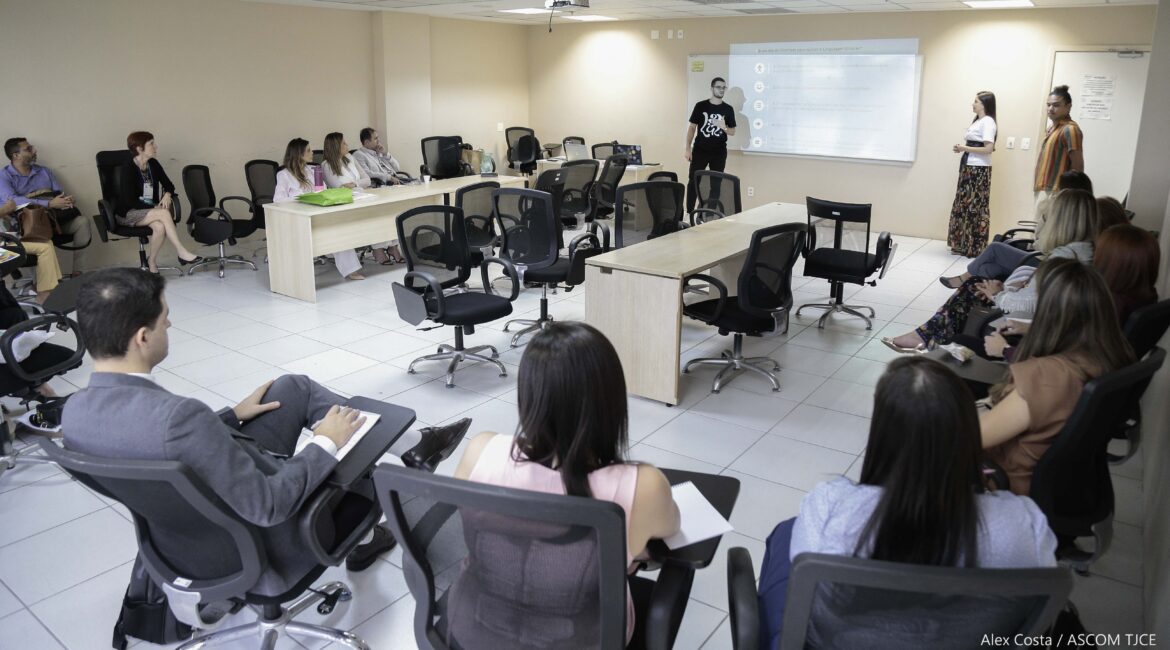 Foto com várias pessoas durante uma oficina