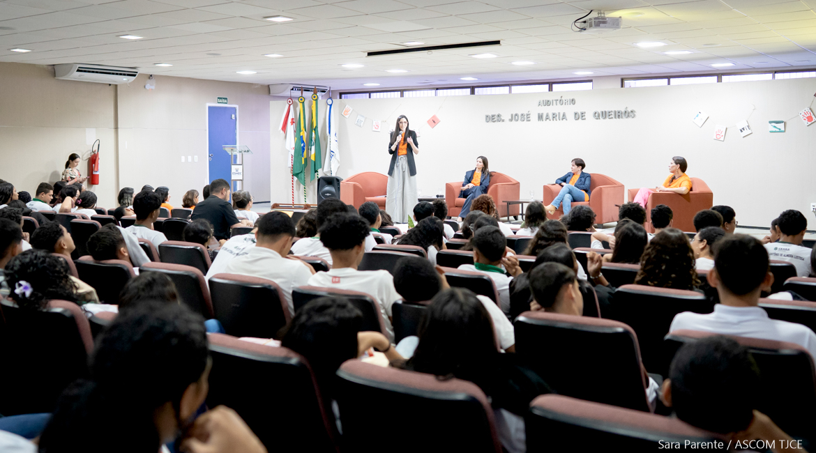 várias pessoas no palco e o público assistindo o debate várias pessoas no palco e o público assistindo o debate