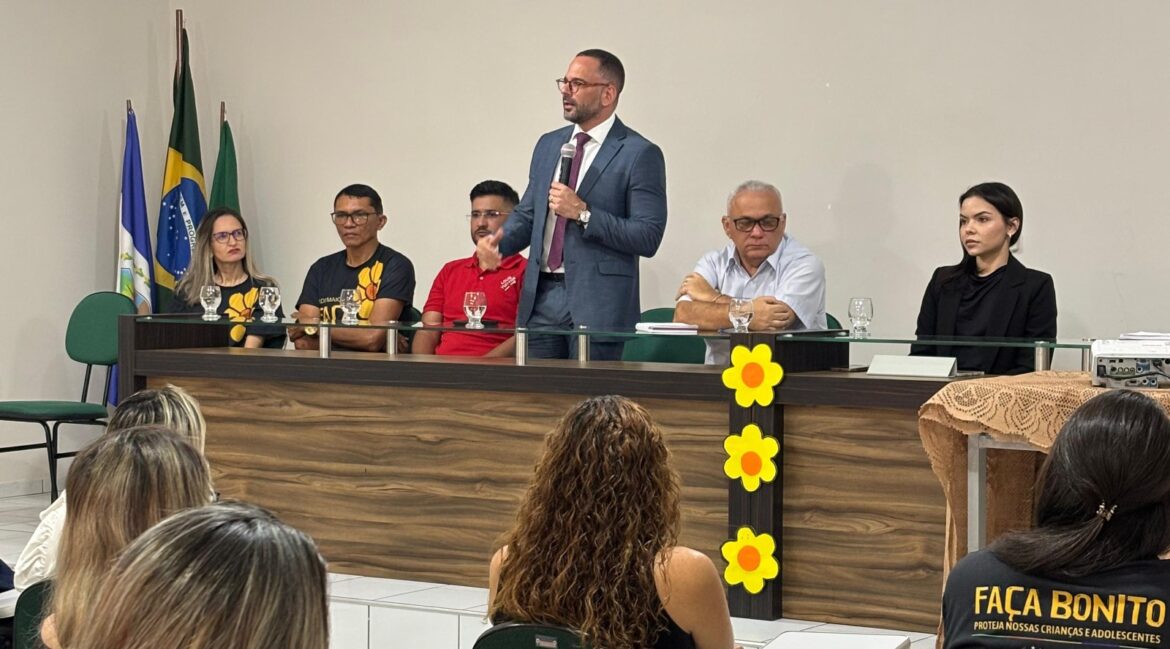 Foto de várias pessoas durante a audiência