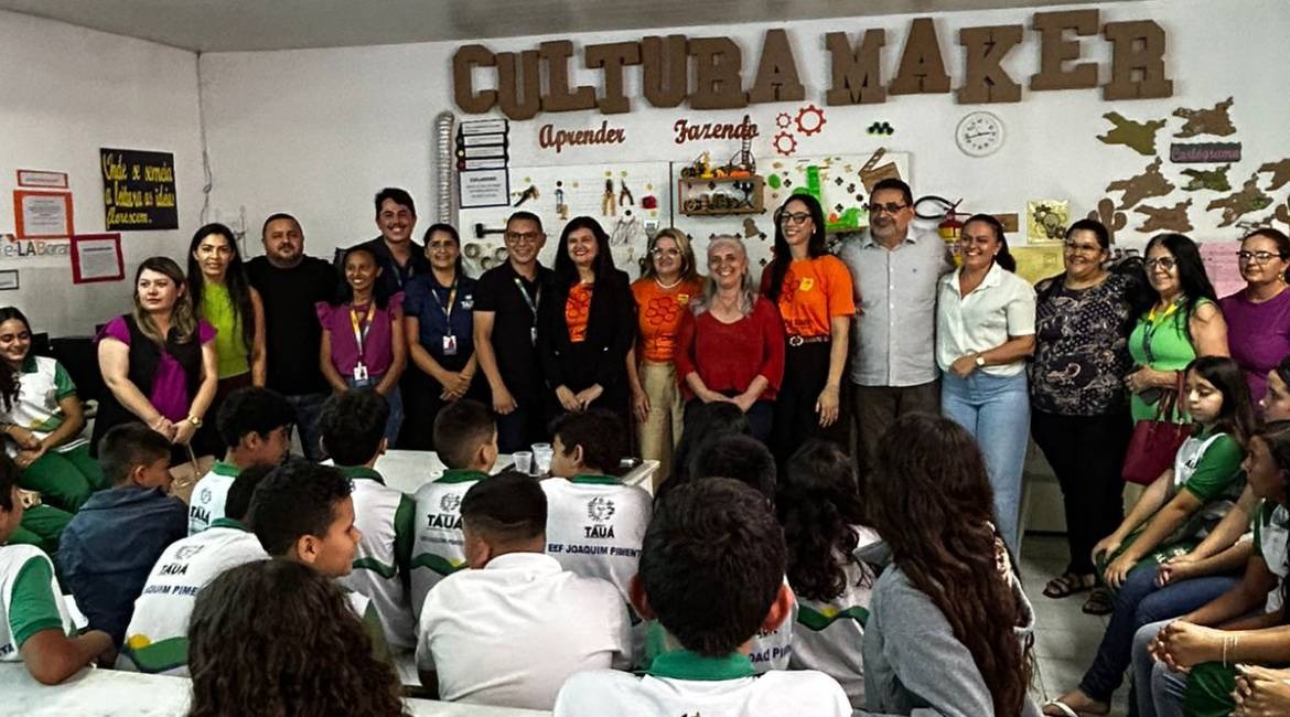 Foto com vários(as) alunos(as), juíza e professores em escola Pública de Tauá Foto com vários(as) alunos(as), juíza e professores em escola Pública de Tauá