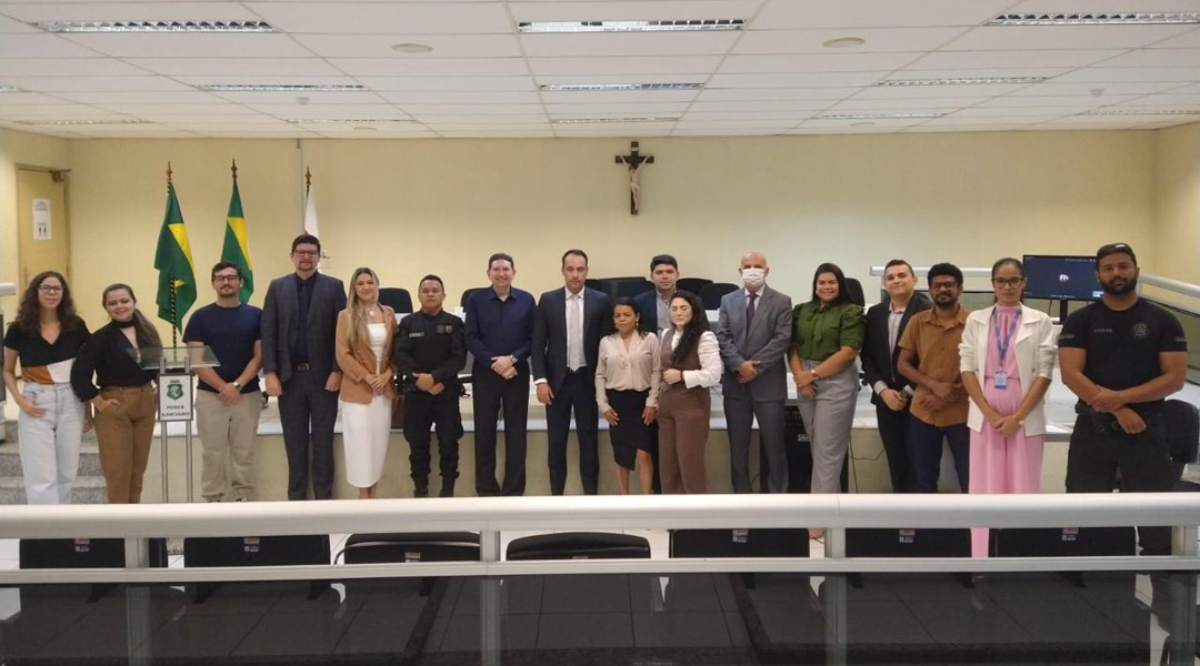 Imagem com várias pessoas que posaram para foto ao final do encontro Imagem com várias pessoas que posaram para foto ao final do encontro