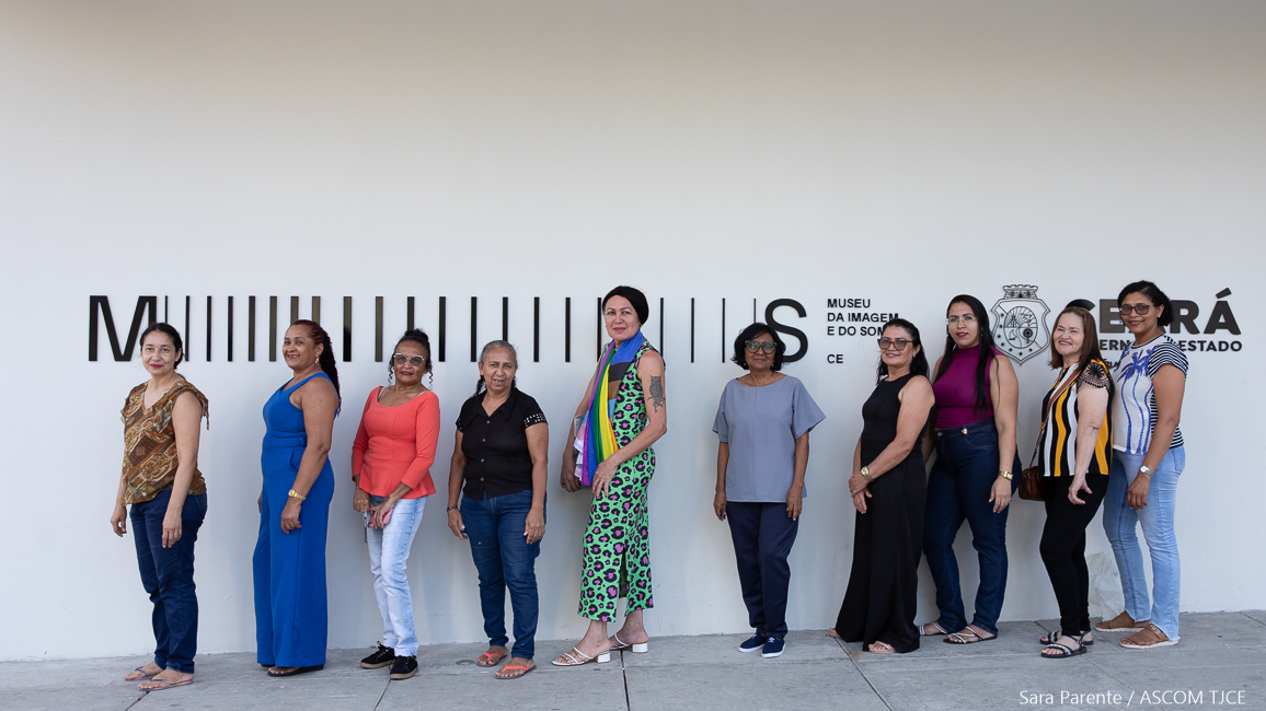 Várias mulheres participantes do projeto posam para foto Várias mulheres participantes do projeto posam para foto