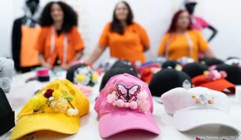 Reintegração social: Parceria do TJCE com instituto possibilita reaproveitamento de mais de 700 bonés por meio da customização