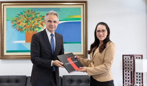 Judiciário cearense recebe livro com boas práticas reconhecidas ao longo de 20 anos do Prêmio Innovare