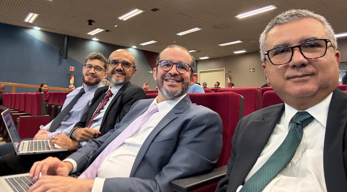 Foto com quatro homens sorrindo Foto com quatro homens sorrindo