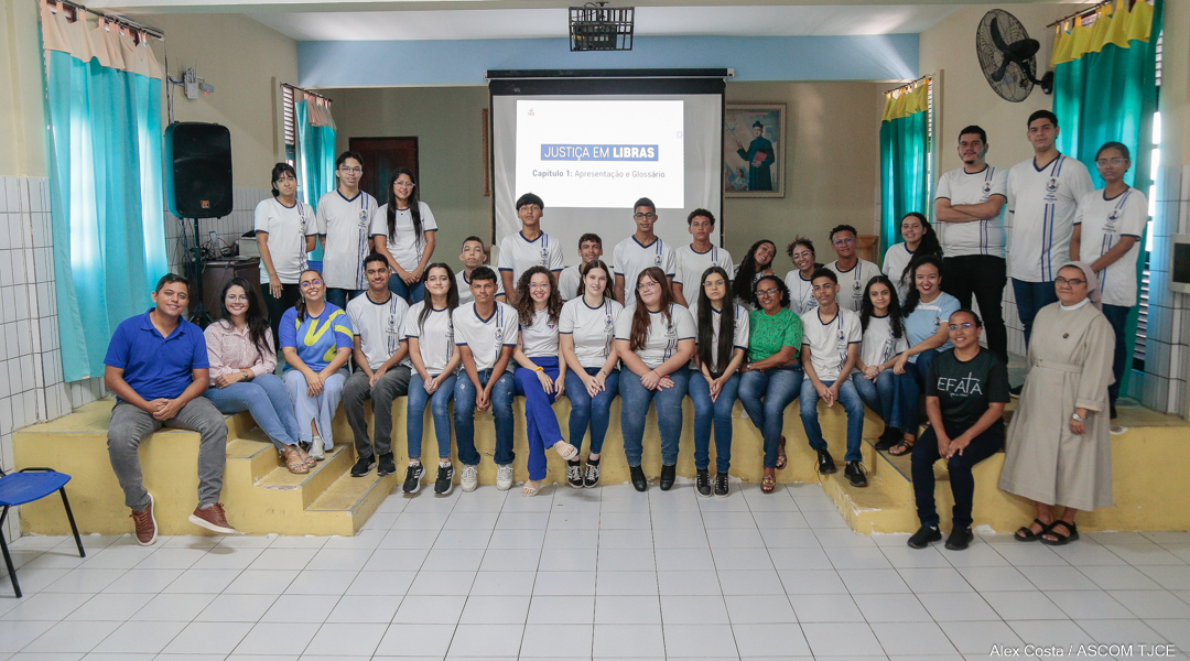 Foto com várias(os) estudantes e professoras(es) no audtório do Instituto Felippo Smaldone Foto com várias(os) estudantes e professoras(es) no audtório do Instituto Felippo Smaldone