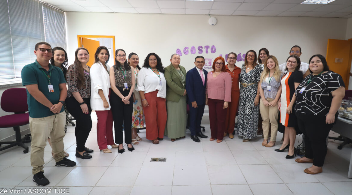 Foto com várias pessoas em uma sala após a reunião Foto com várias pessoas em uma sala após a reunião